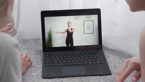 Baile en línea casa entrenamiento mujeres amigos vídeo — Vídeo de stock