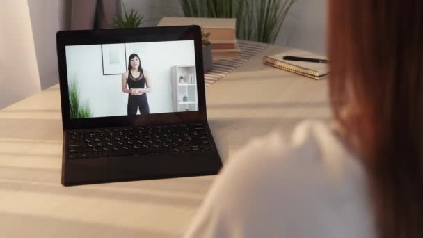 Προπόνηση φυσικής κατάστασης θηλυκό μαθητή μάθημα βίντεο σπίτι — Αρχείο Βίντεο