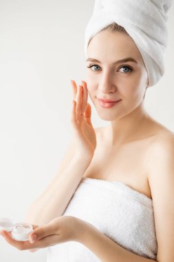 Kırışıklık önleme güzel kadın yüz estetiği