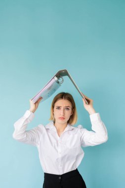 Çok çalışan yorgun bir kadın, birçok görev sorundan kaçınır.