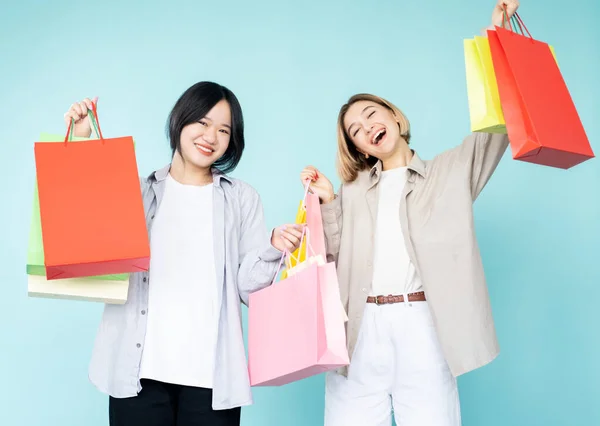 Gelukkig winkelen vrouwelijke vrienden zwart vrijdag verkoop — Stockfoto