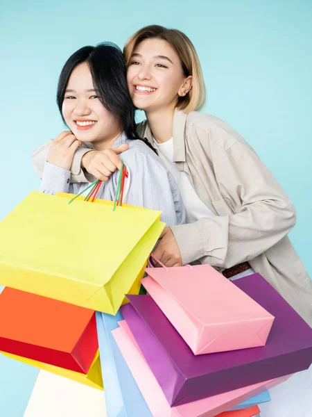 Vriendelijke winkelen gelukkig tiener meisjes zwart vrijdag — Stockfoto