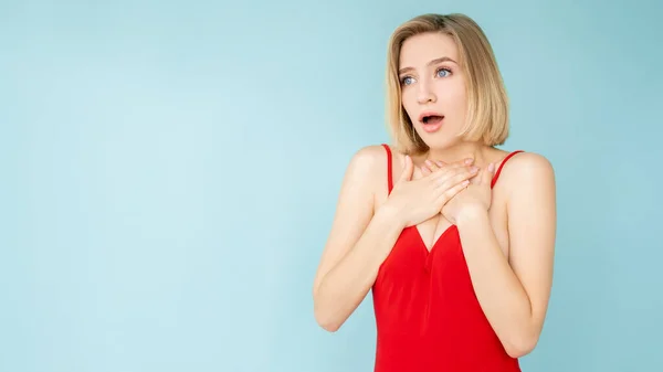 Mujer sorprendida wow efecto expresión facial —  Fotos de Stock