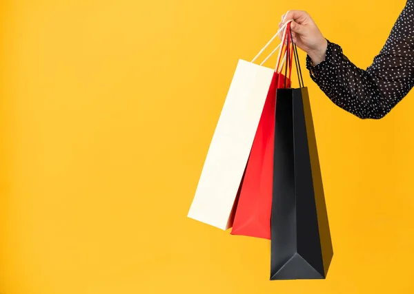 Venta de verano negro viernes bolsas de compras en la mano —  Fotos de Stock