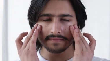 Sabah tımarlayan metroseksüel erkek cilt bakımı güzellik