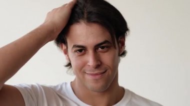 Baştan çıkarıcı Latin erkeğin erkeksi karizması kendinden emin.