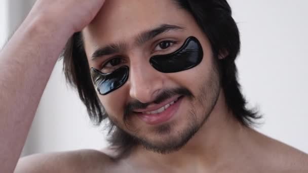 Erkeksi güzel Hintli adam yüz bakımı anti-yaş — Stok video