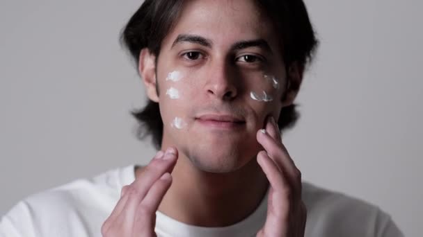 Cuidado facial belleza guapo hombre hidratante piel — Vídeo de stock