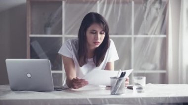 Hesap yöneticisi ofis kapatma kadın belgeleri