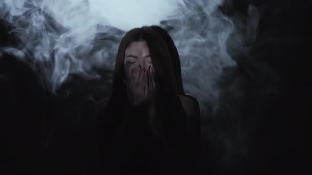 Adicción a la nicotina fumar mata a la mujer toser — Vídeos de Stock