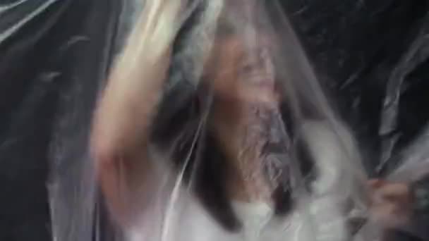 閉じ込められた女性の自由剥奪プラスチック製のラップ — ストック動画