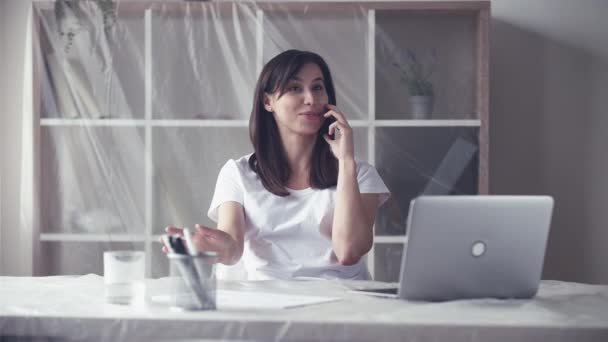 Kantoor verhuizing appartement huur vrouw telefoon huis — Stockvideo