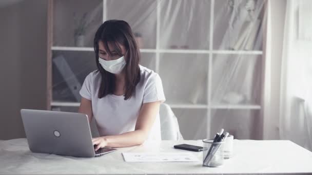 Coronavirus kris arbete stress kvinna mask laptop — Stockvideo