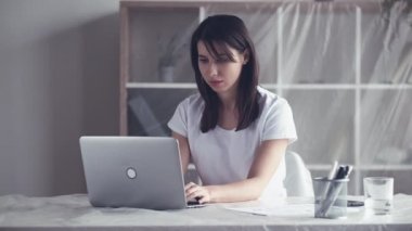 Ofis müdürü ev işi kadın dizüstü bilgisayarında çalışıyor.