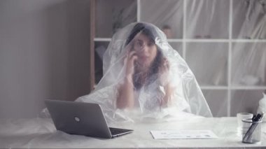 Uzak iş sosyal tecrit kadın telefon ofisi