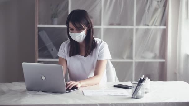 Ufficio quarantena lavoro remoto covid donna maschera casa — Video Stock