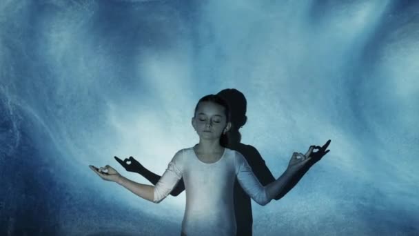 Dzieci joga zen praktyki medytacja dziewczyna pozować niebieski — Wideo stockowe