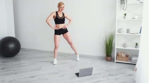 Online aerobic atlétikai nő otthon képzés — Stock videók