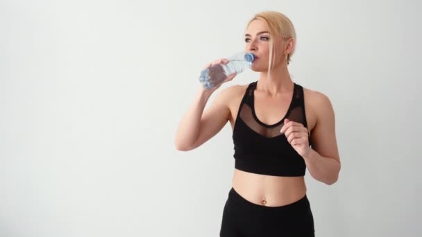 Lichaam water balans sportieve vrouw thuis fitness — Stockvideo