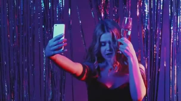 Weihnachten Selfie festliche Frau Neonlicht-Party — Stockvideo