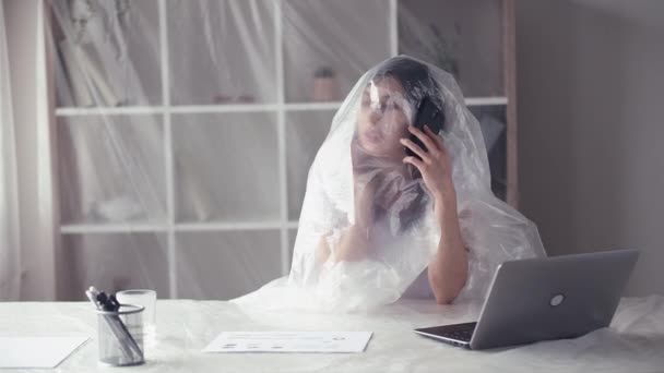 가정에서 고립된 여성 휴대 전화 컴퓨터에서 일하는 모습 — 비디오