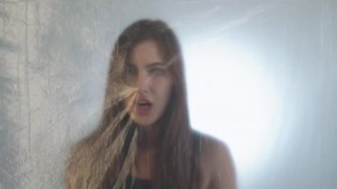 Kapana kısılmış kadın özgürlüğü plastiği