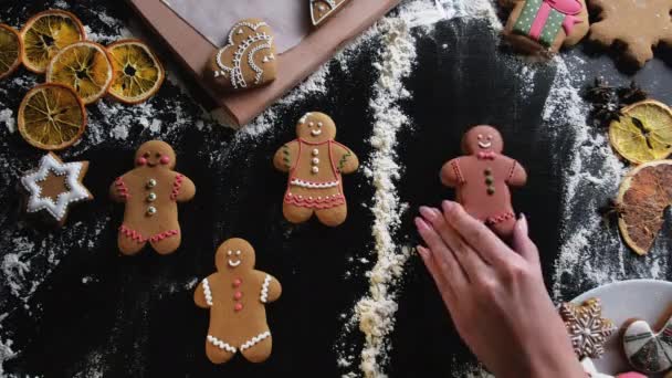 Galletas de Navidad diversidad racial creativo — Vídeos de Stock