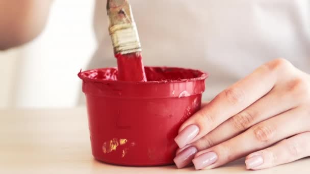Artista pinta ferramenta de coloração mulher mãos pincel — Vídeo de Stock