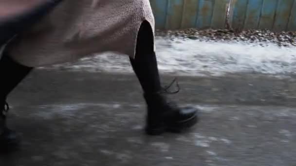 Şehir gezintisi kadın bacakları cadde — Stok video