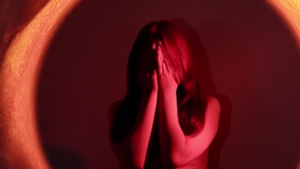 Gråtande kvinna kvinnlig misshandel depression våld röd — Stockvideo