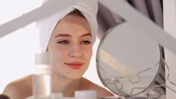 Gezichtsbehandeling huid gezondheid vrouw gezicht spiegel — Stockvideo