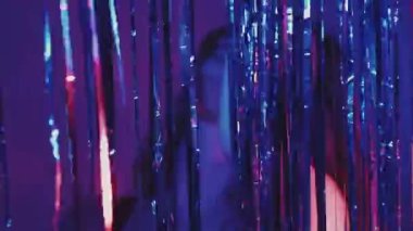 Noel partisi neon ışıklı kadın tatil dekoru