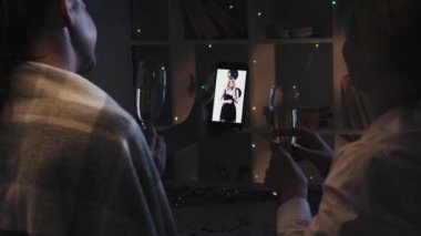 Online tost uzak yeni yıl parti kızları telefon