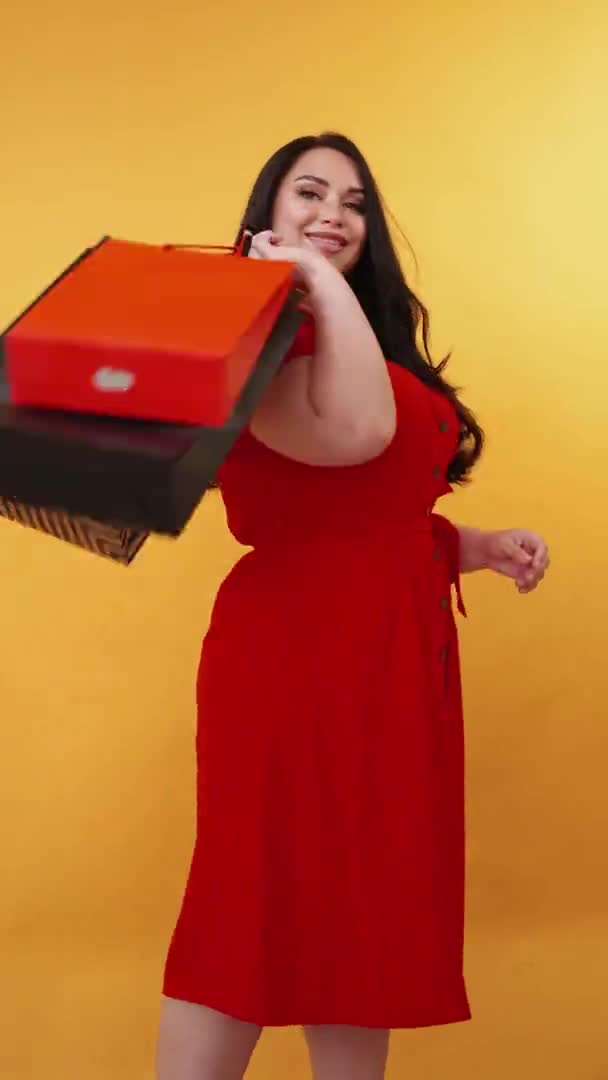 Compras diversión shopaholic estilo de vida mujer con sobrepeso — Vídeo de stock