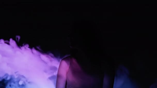 Misterio femenino personalidad introvertida niebla púrpura — Vídeo de stock