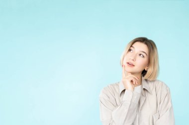 Şaşkın kadın kararsızlığı karar ver seçim yap