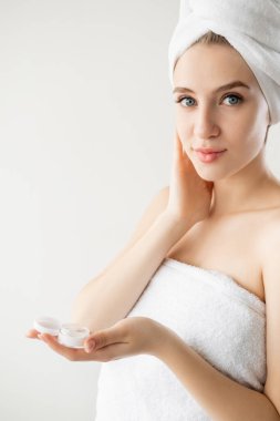 Yaşlanma karşıtı tedavi. Güzel kadın yüz bakımı.