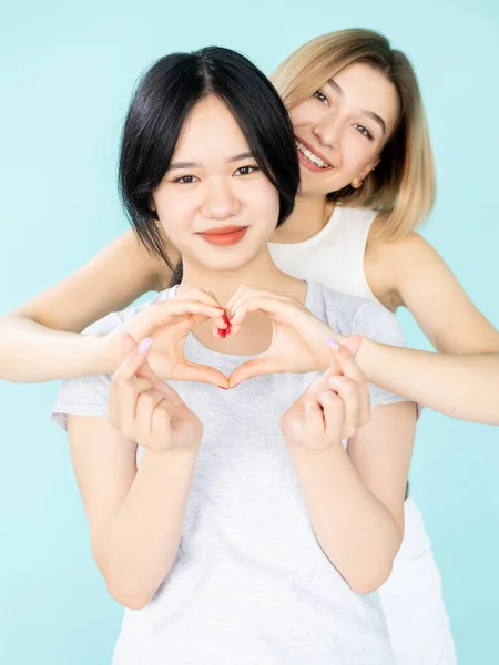 Signo de amor mujeres felices diversidad étnica tolerancia — Foto de Stock