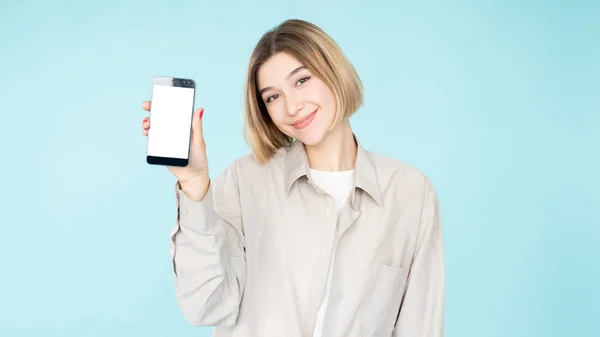 Compras en línea mujer feliz aplicación móvil digital —  Fotos de Stock