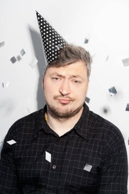 Sıkıcı parti yalnız kutlama doğum günü üzgün adam