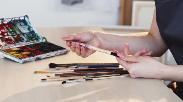 Narzędzia artystyczne kreatywne akcesoria ręce farby pędzle — Wideo stockowe