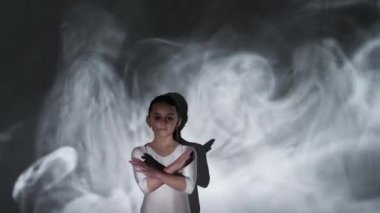 Sigara içmeyi bırak. Bağımlı kız çocuk sigara içiyor.