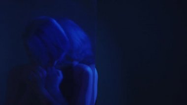 bölünmüş kişilik sahte mutluluk üzgün kadın neon