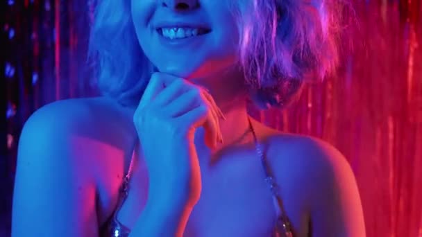 Urlaub Lächeln Farbe Licht Gesicht Party Frau in Neon — Stockvideo