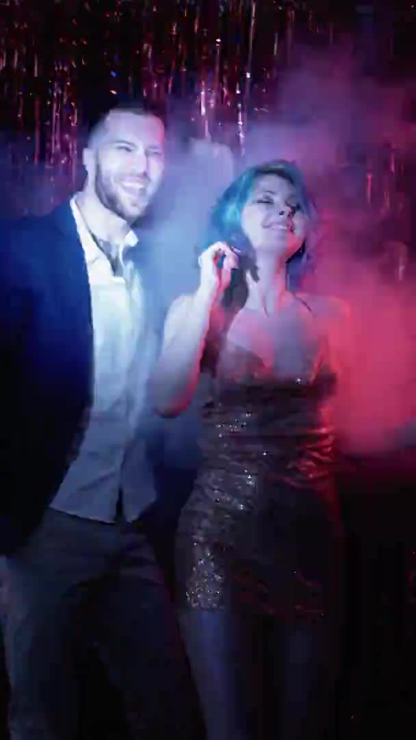 Fiesta gente xmas disco noche feliz pareja bailando — Vídeos de Stock