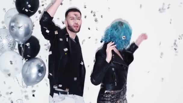 Party ludzie świąteczne zabawy para taniec confetti — Wideo stockowe
