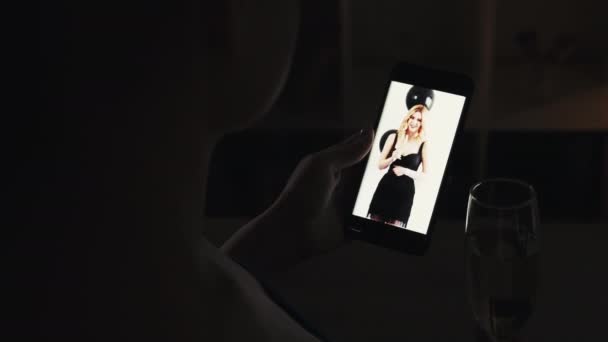 携帯電話で挨拶するモバイルトースト・プロムパーティーの女性 — ストック動画