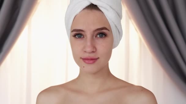 Piękno świeżość kobieta higiena kobieta twarz ręcznik — Wideo stockowe