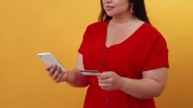 Kredi kartı ödemeleri obez kadın telefonu siparişi veriyor.