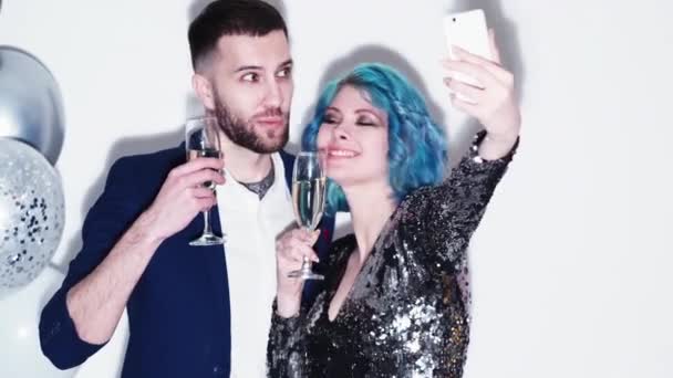 Festa selfie romântico celebração mulher com o homem — Vídeo de Stock